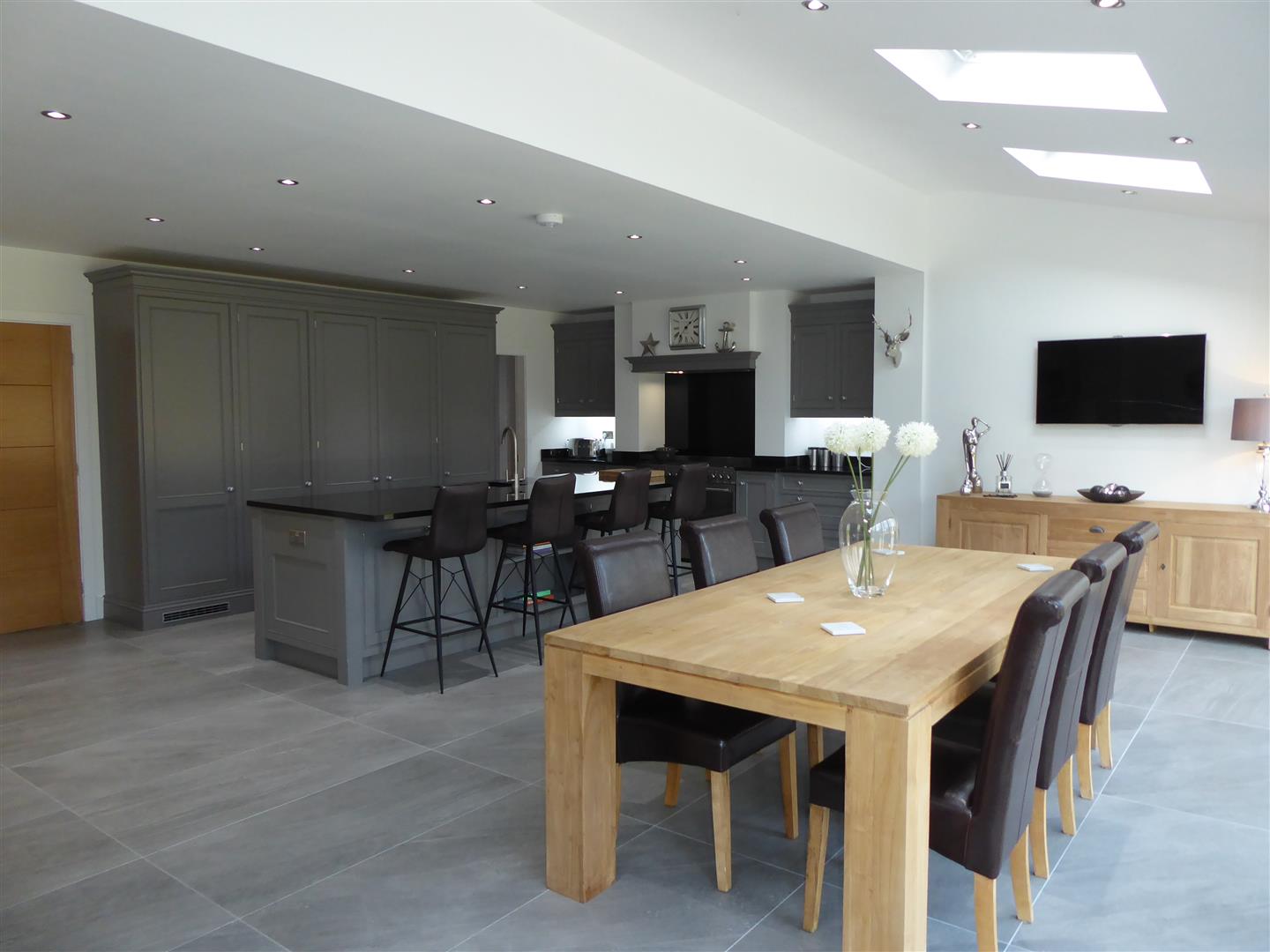 DAY ROOM/DINING KITCHYEN